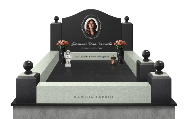 Мемориальный комплекс с плиткой и поребриком